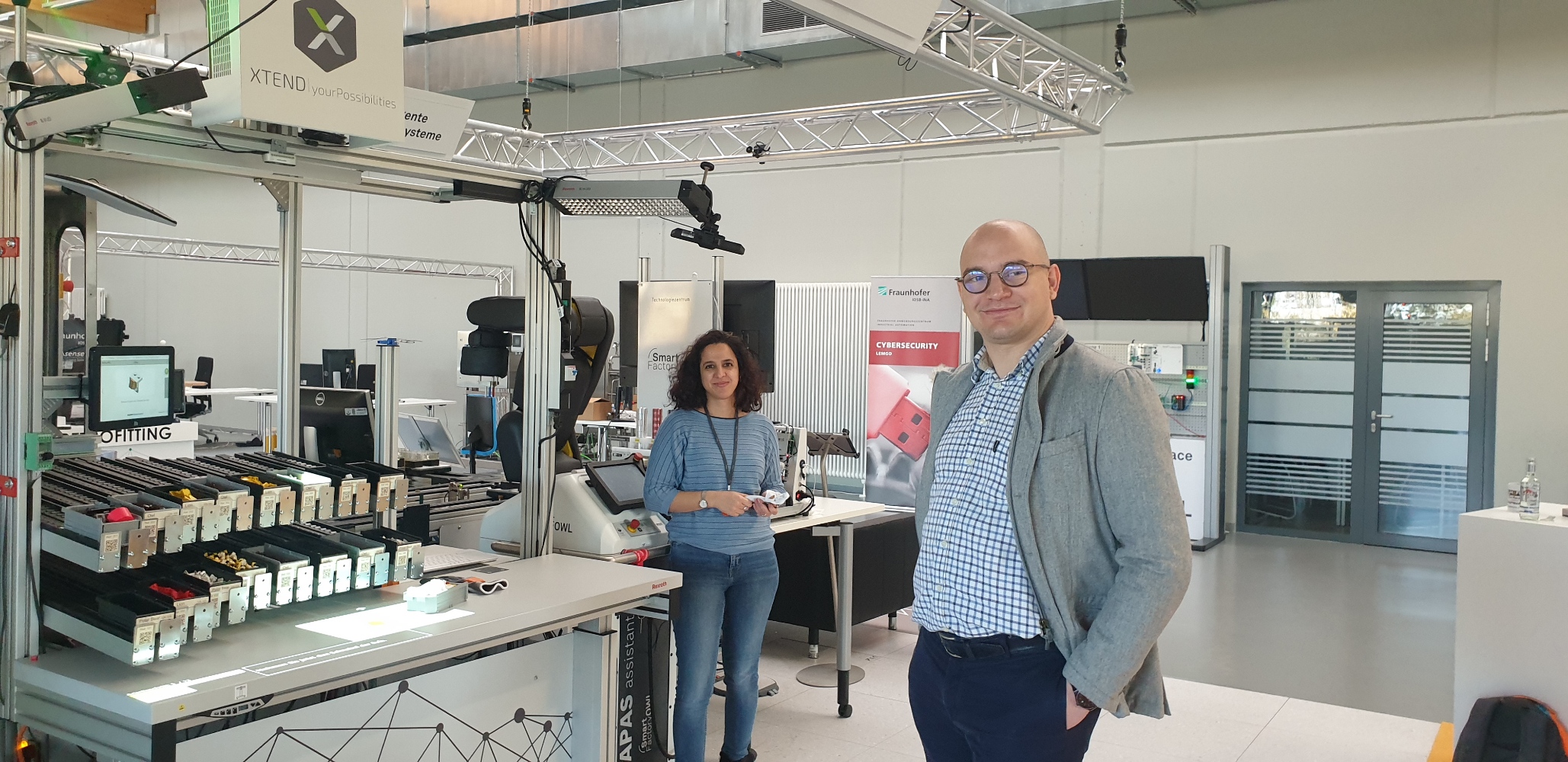 Ovidiu Ursachi (rechts im Bild) - Geschäftsführer der masernet GmbH freut sich auf das Projekt im KI Reallabor; links im Bild (Nissrin Perez, Fraunhofer IOSB-INA)